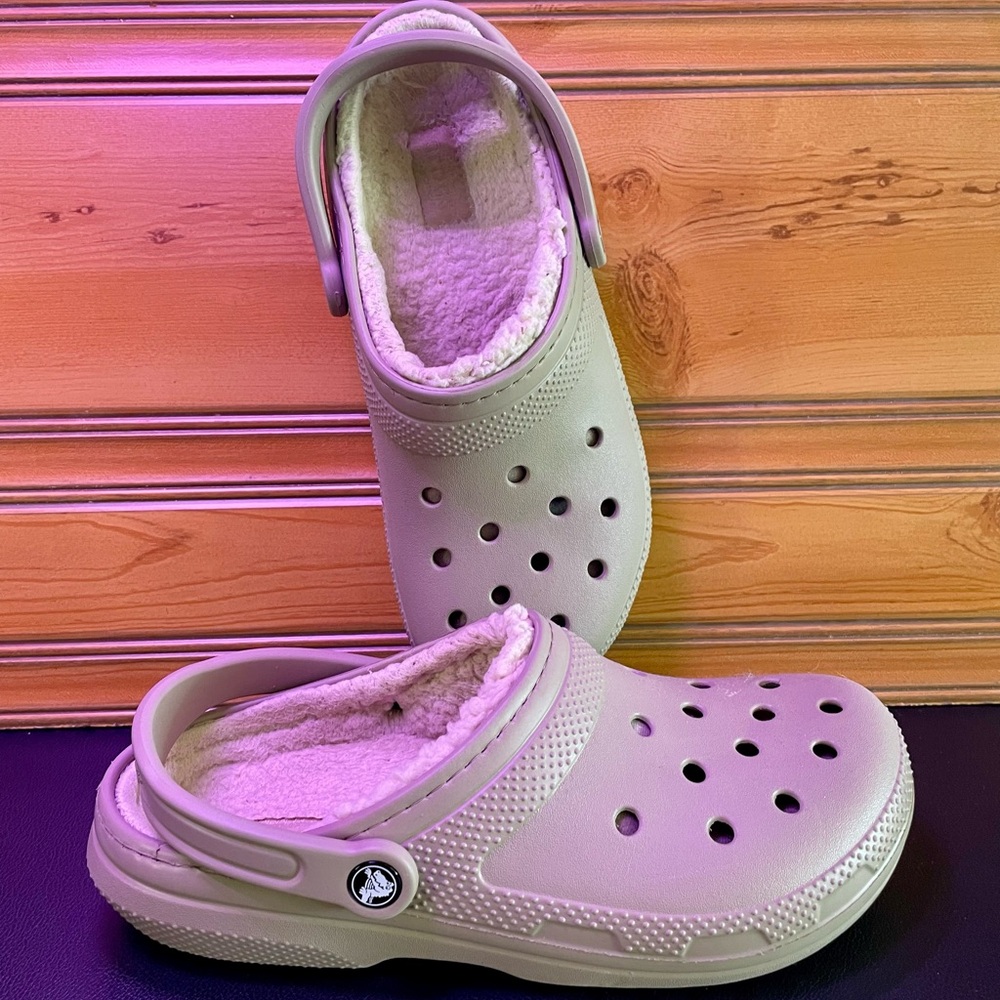 CROCS Unisex Taupe/Tan Clogs with Plush Lining. Size: Men’s 9/Women’s 11